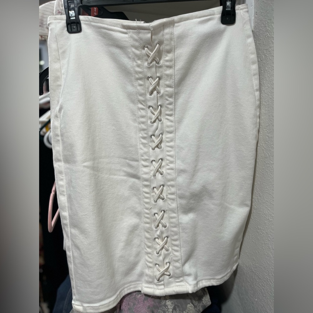 NWOT Guess Ivory Lace-Up Straight Skirt